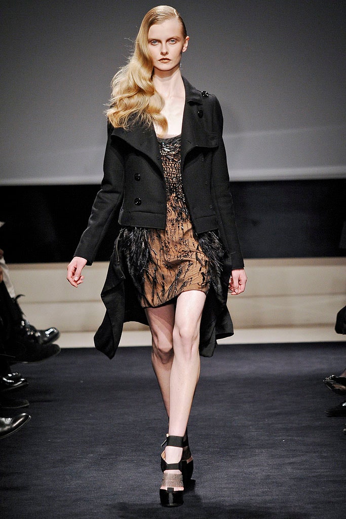 black wool long-sleeve collared fitted buttoned coat