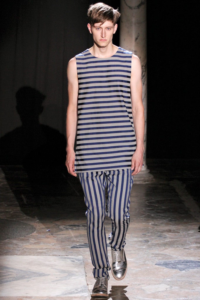 blue sleeveless collared fitted striped tank-top