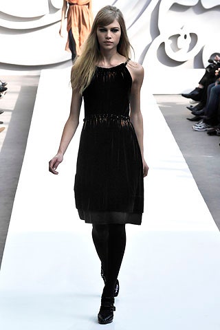 black velvet sleeveless dress