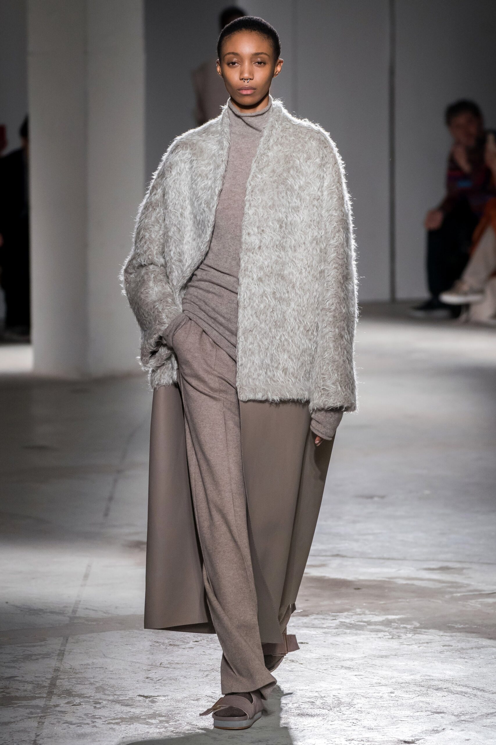 gray faux-fur long-sleeve relaxed layered coat