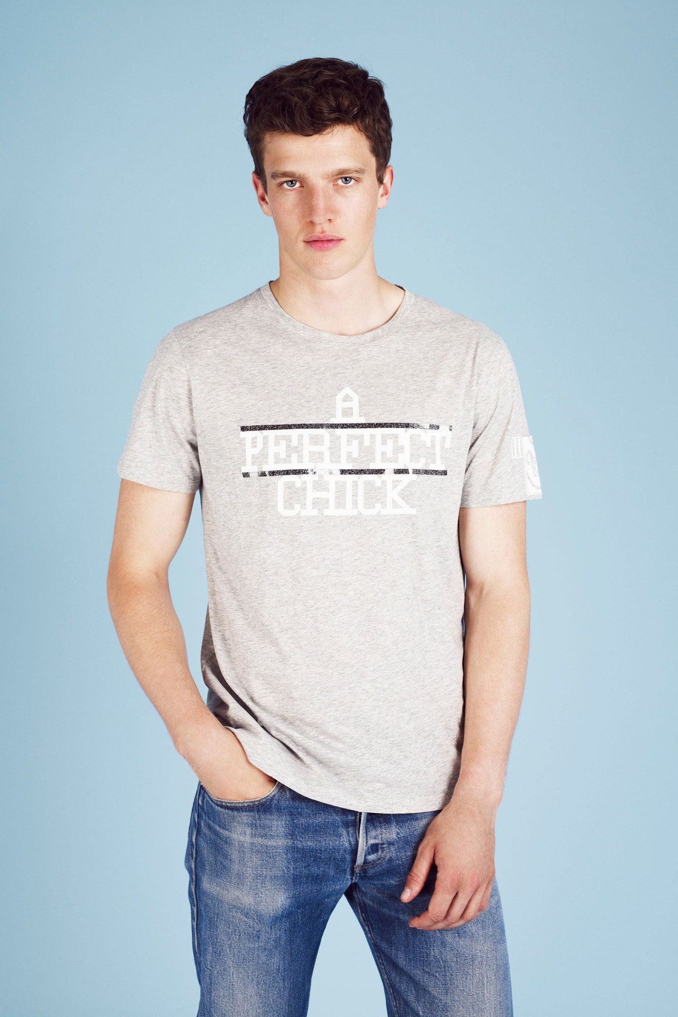 gray fitted t-shirt and blue jeans