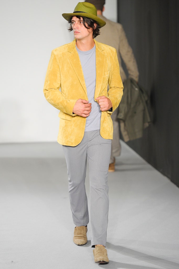 yellow suede blazer with gray t-shirt