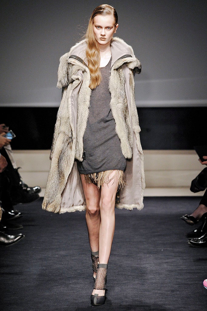 gray fur long-sleeve collared relaxed layered coat