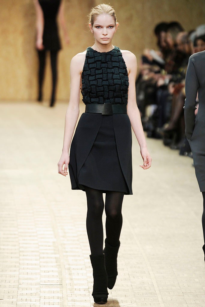 black fitted sleeveless dress