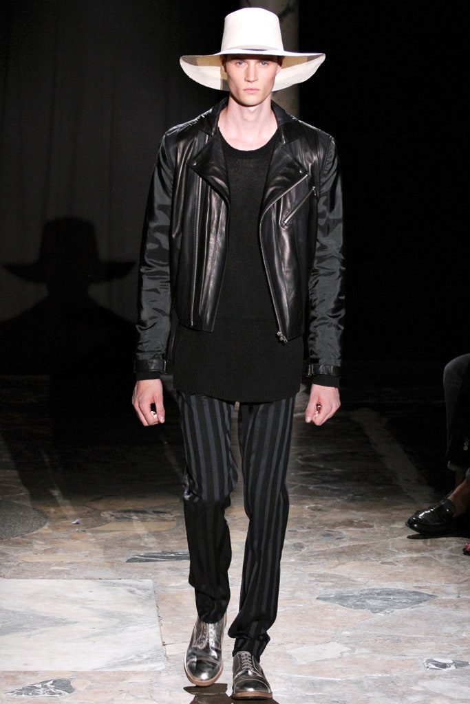 black leather long-sleeve collared fitted zippered jacket
