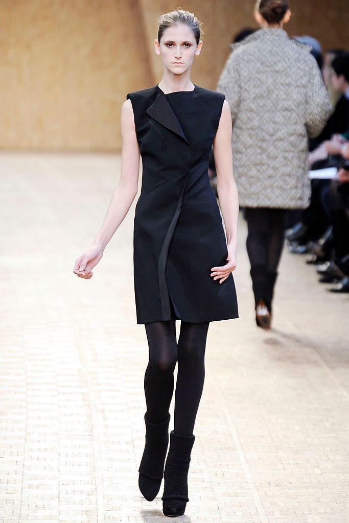 black fitted sleeveless dress