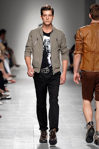 gray fitted jacket with black t-shirt