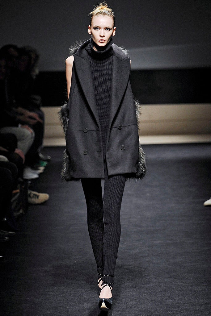 black wool long-sleeve collared fitted layered coat