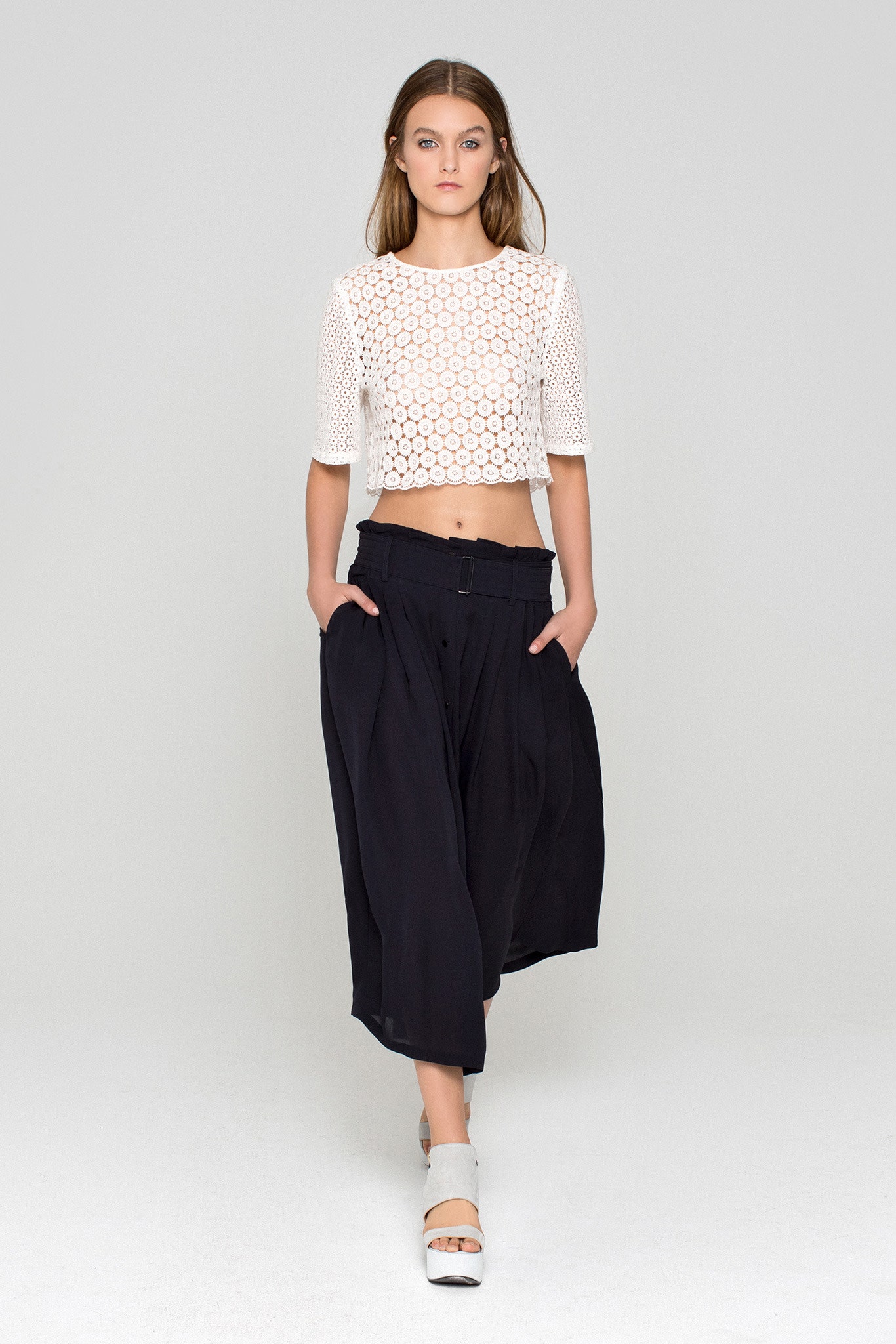 white cotton short-sleeve scoop-neck fitted embroidered cropped top