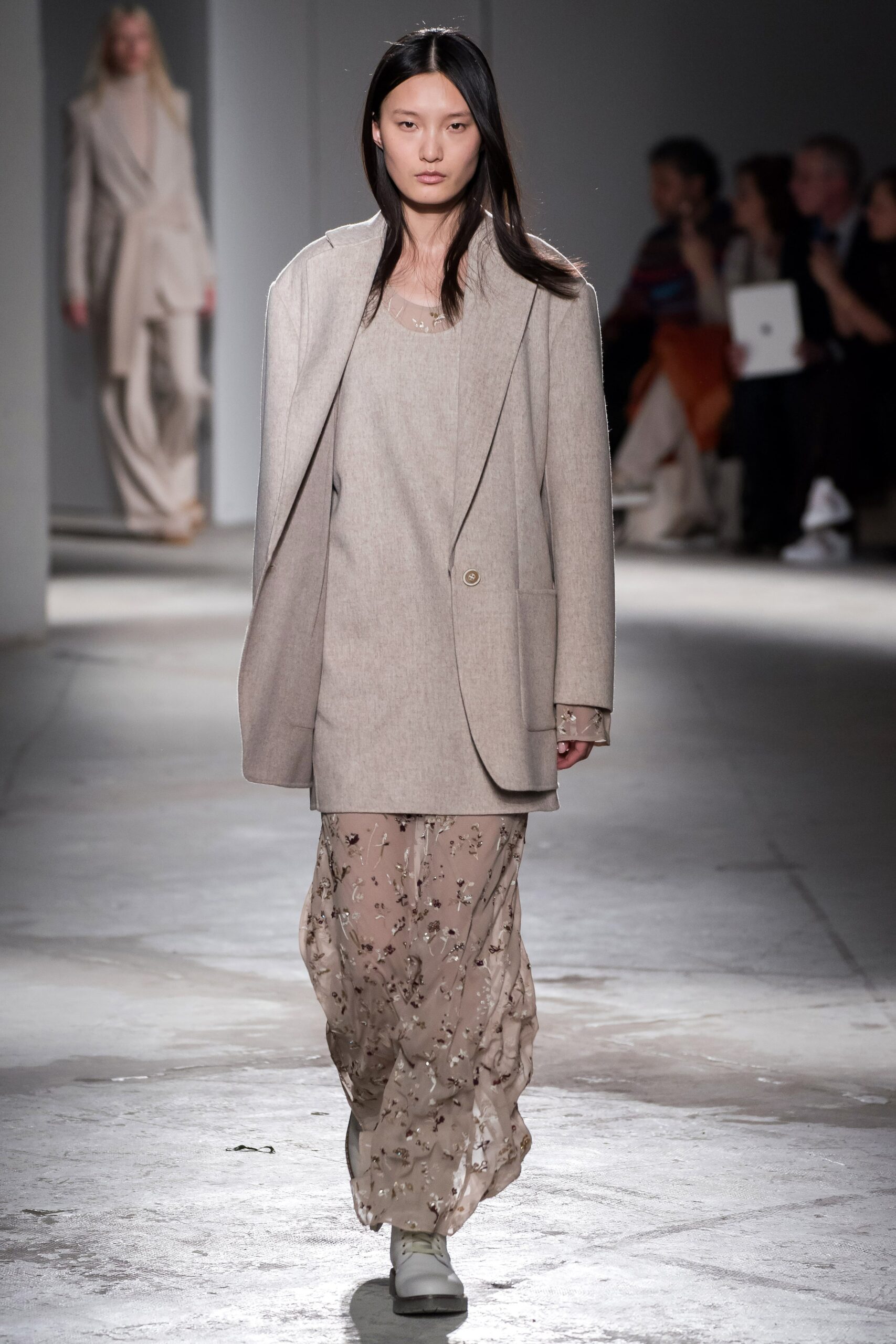beige linen long-sleeve collared relaxed buttoned blazer