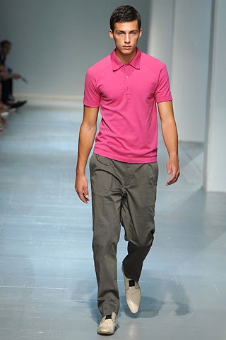 pink short-sleeve collared fitted shirt