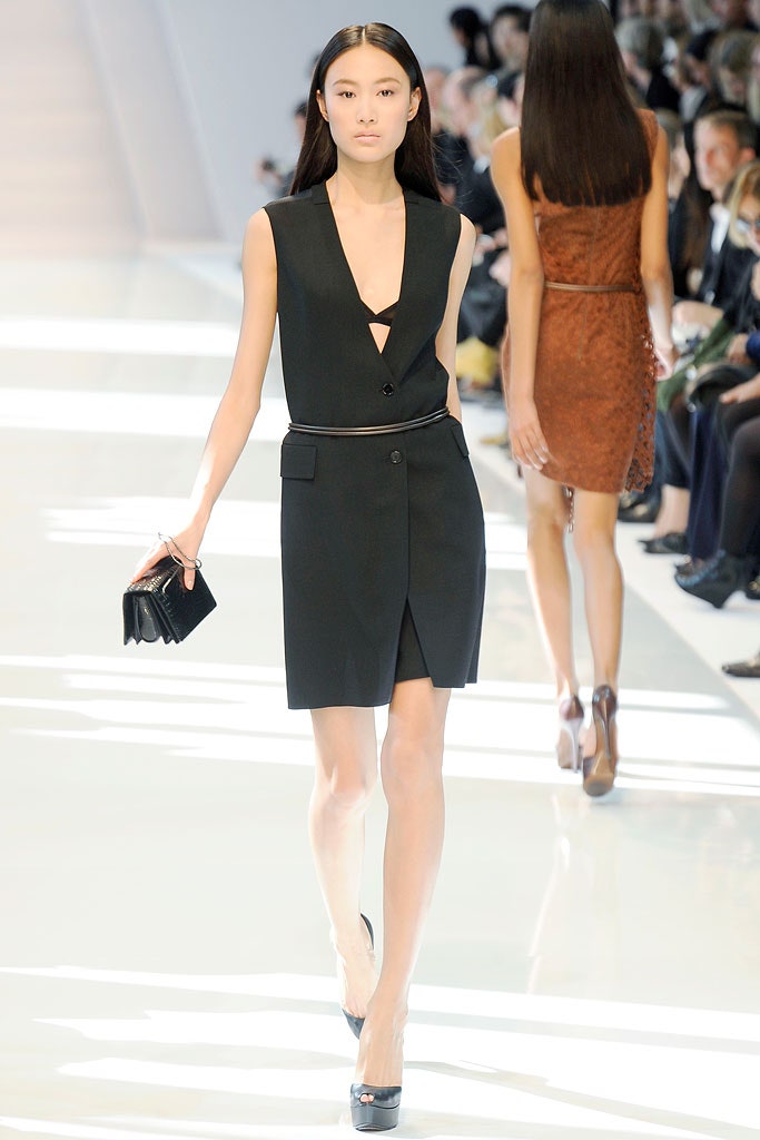 black fitted sleeveless dress