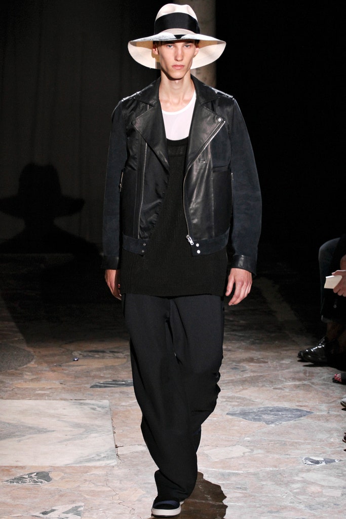 black leather long-sleeve collared fitted zippered jacket