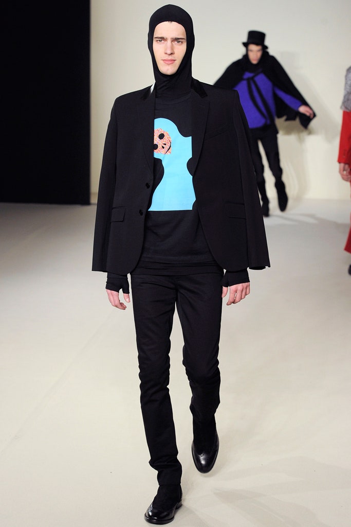 black structured blazer with t-shirt