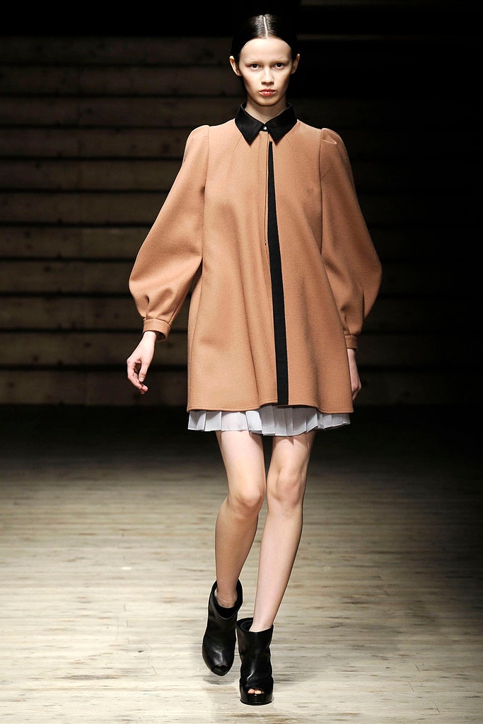beige wool long-sleeve collared relaxed buttoned short coat