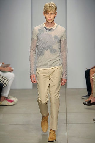 gray fitted top with beige pants