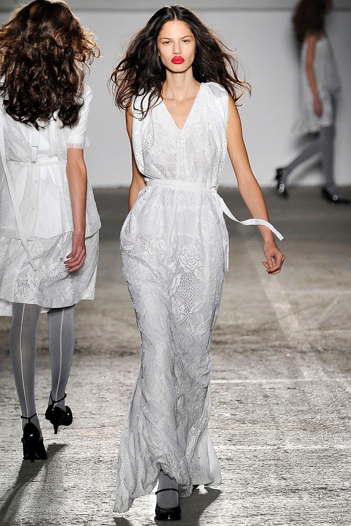 white lace sleeveless dress