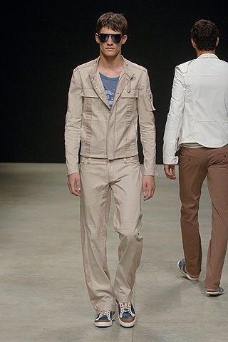 beige cotton long-sleeve collared fitted zippered jacket