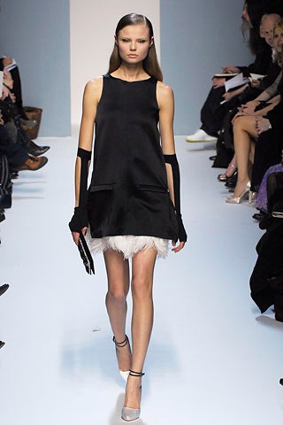 black sleeveless fitted gloves