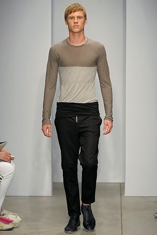 gray and black color-blocked shirt