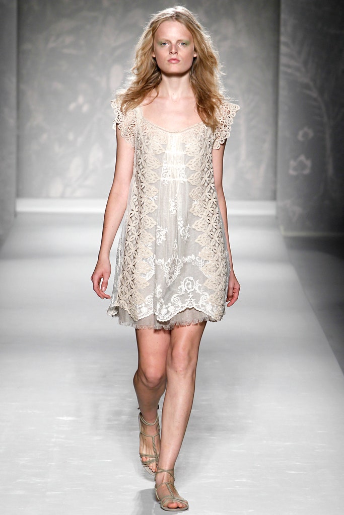 beige lace sleeveless dress