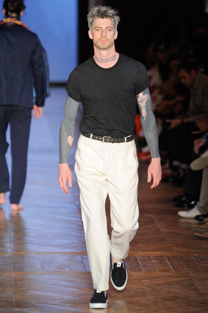 black cotton short-sleeve collared fitted t-shirt