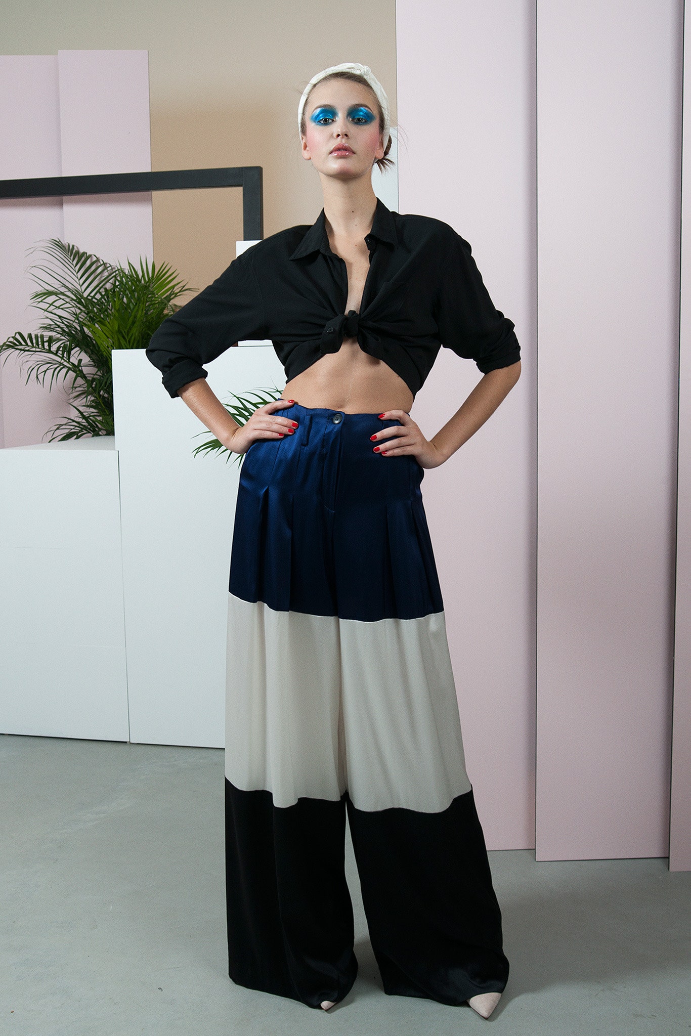 black long-sleeve collared fitted buttoned cropped shirt