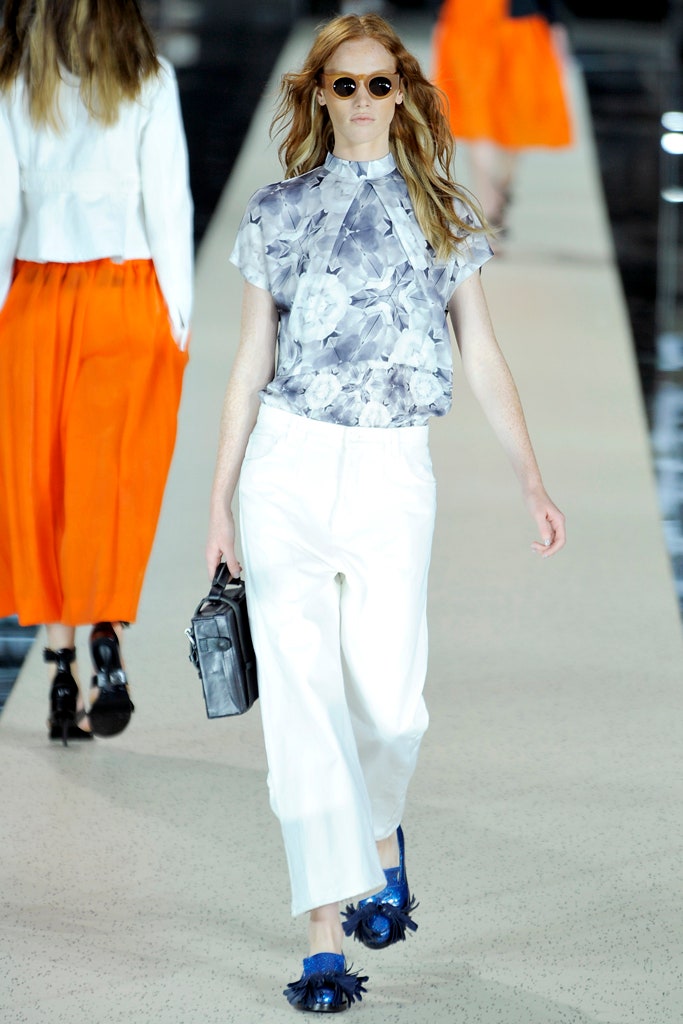 gray floral top with white pants