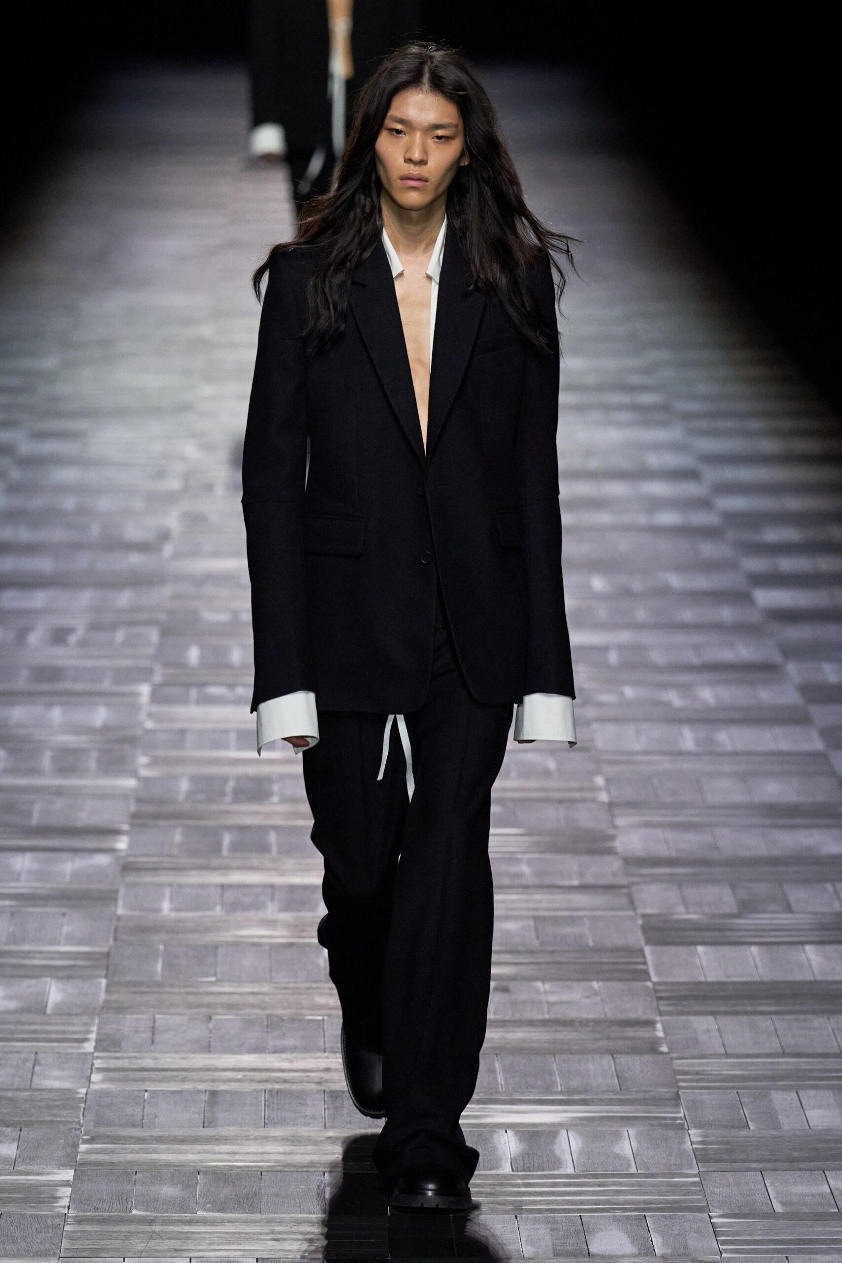 black wool long-sleeve collared tailored buttoned suit