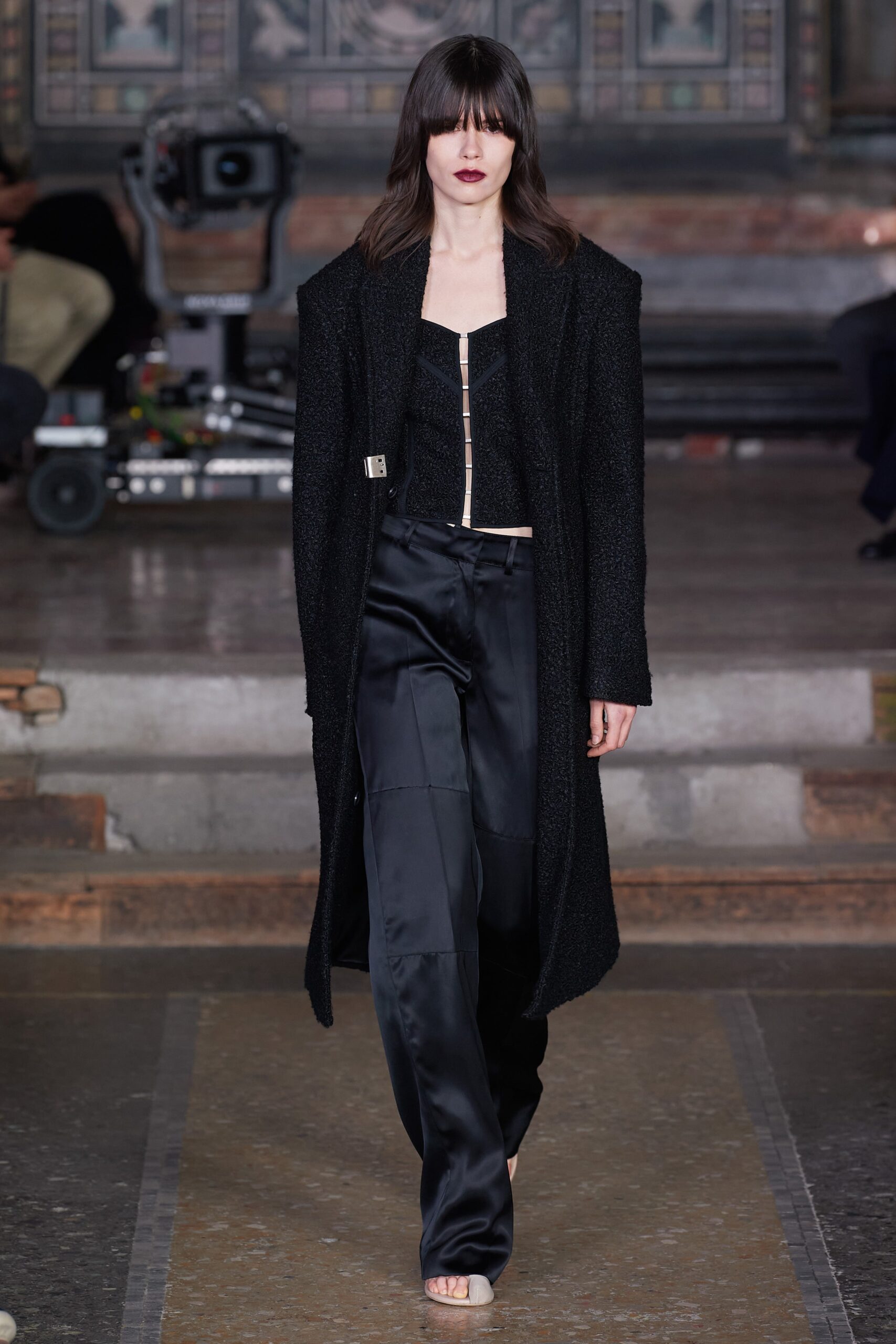 black cotton sleeveless v-neck fitted zippered top