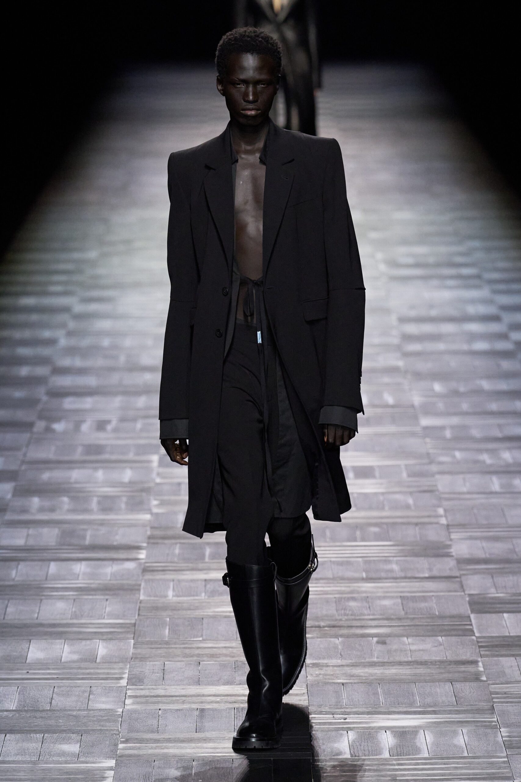 black wool long-sleeve collared oversized structured coat