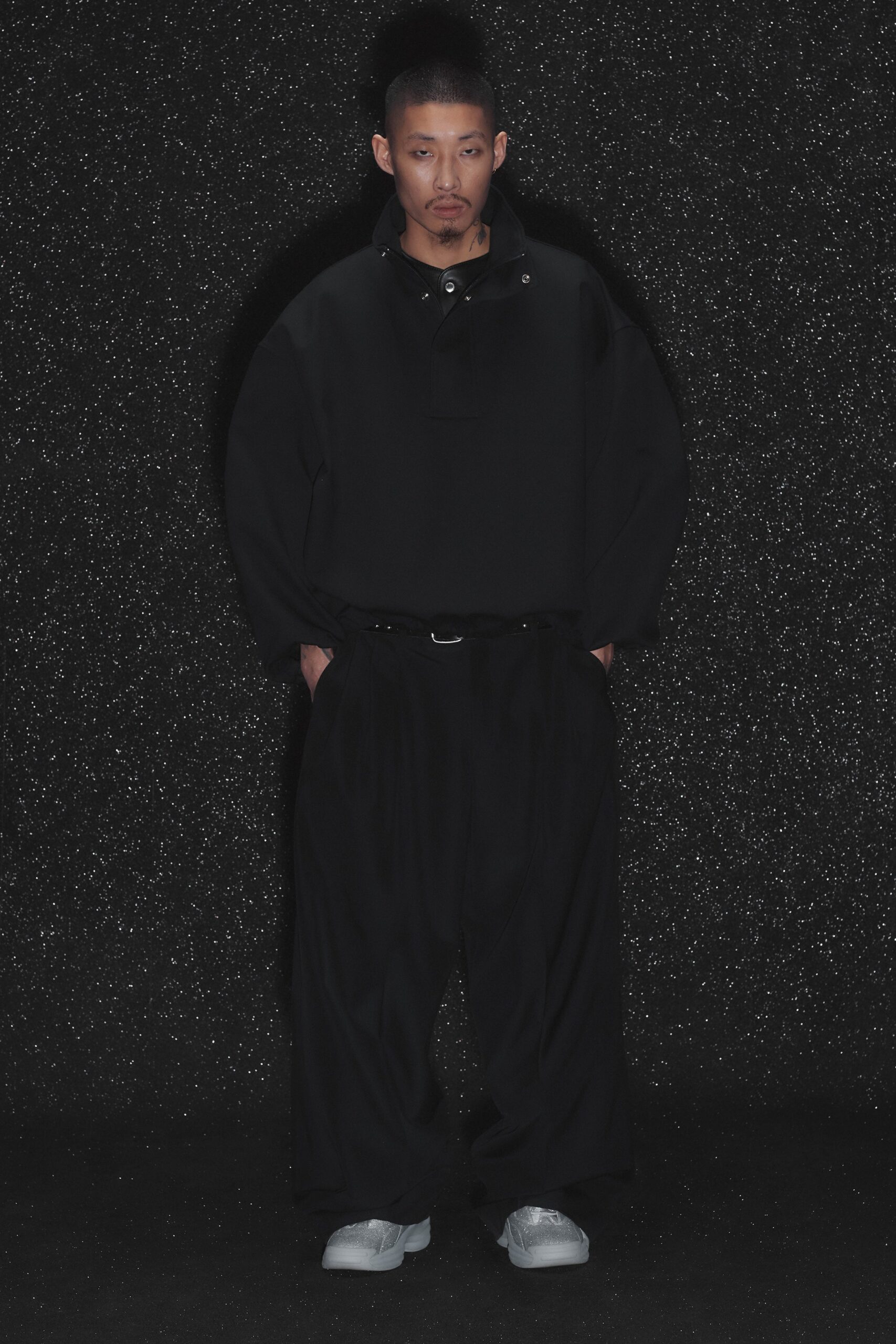 oversized black top with relaxed pants