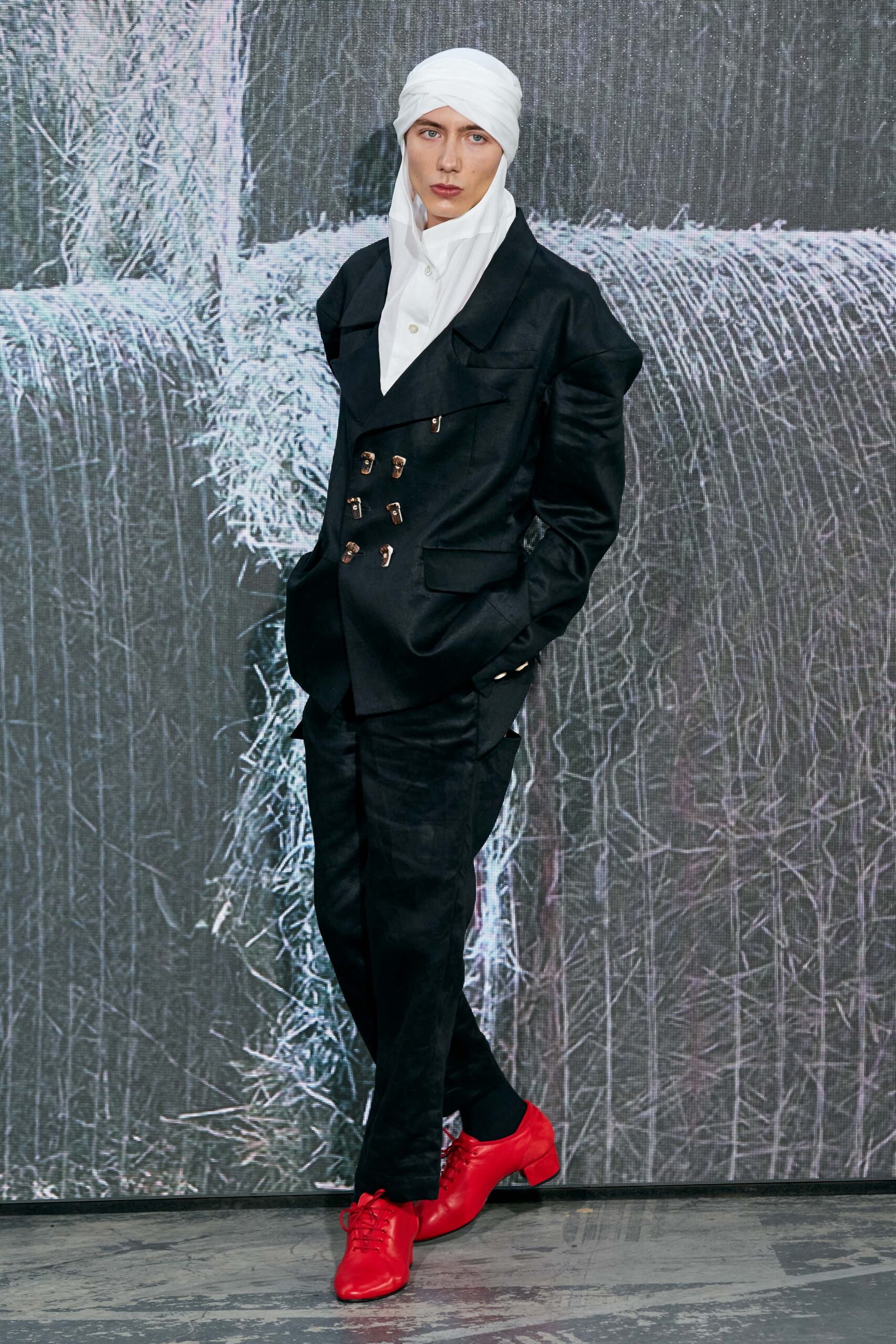 black tailored suit with red shoes