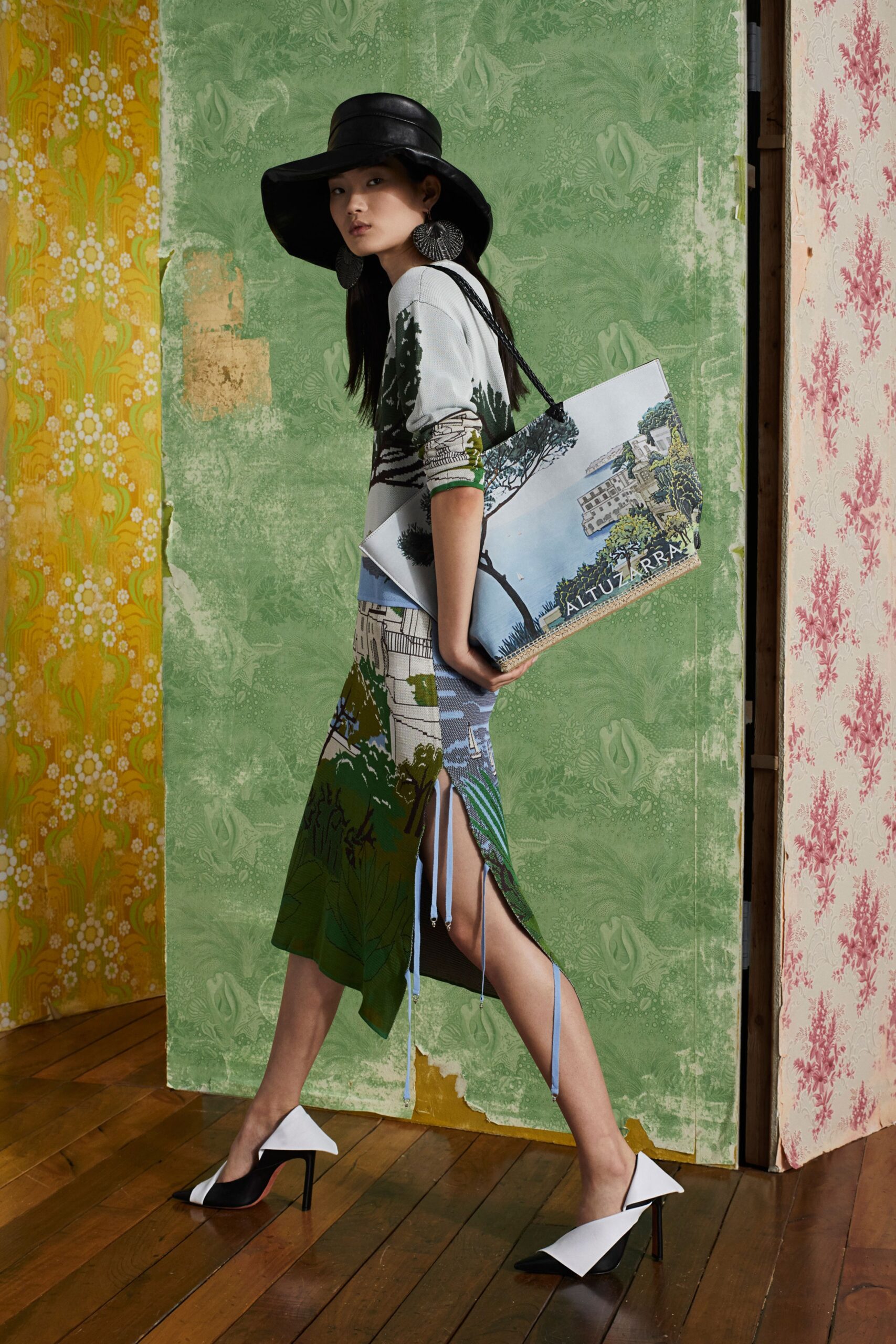 printed midi dress with black hat