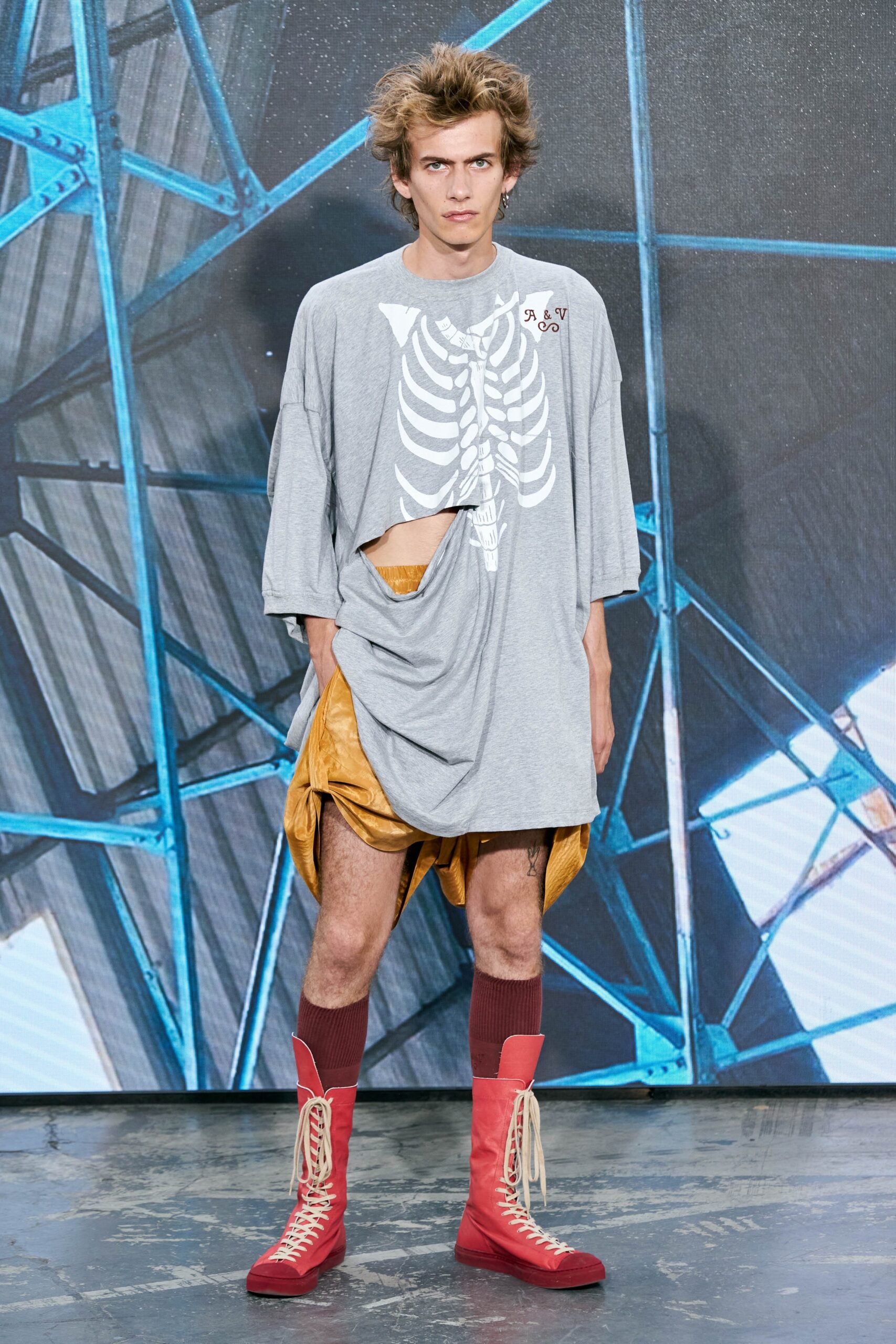 gray cotton short-sleeve collared oversized printed t-shirt