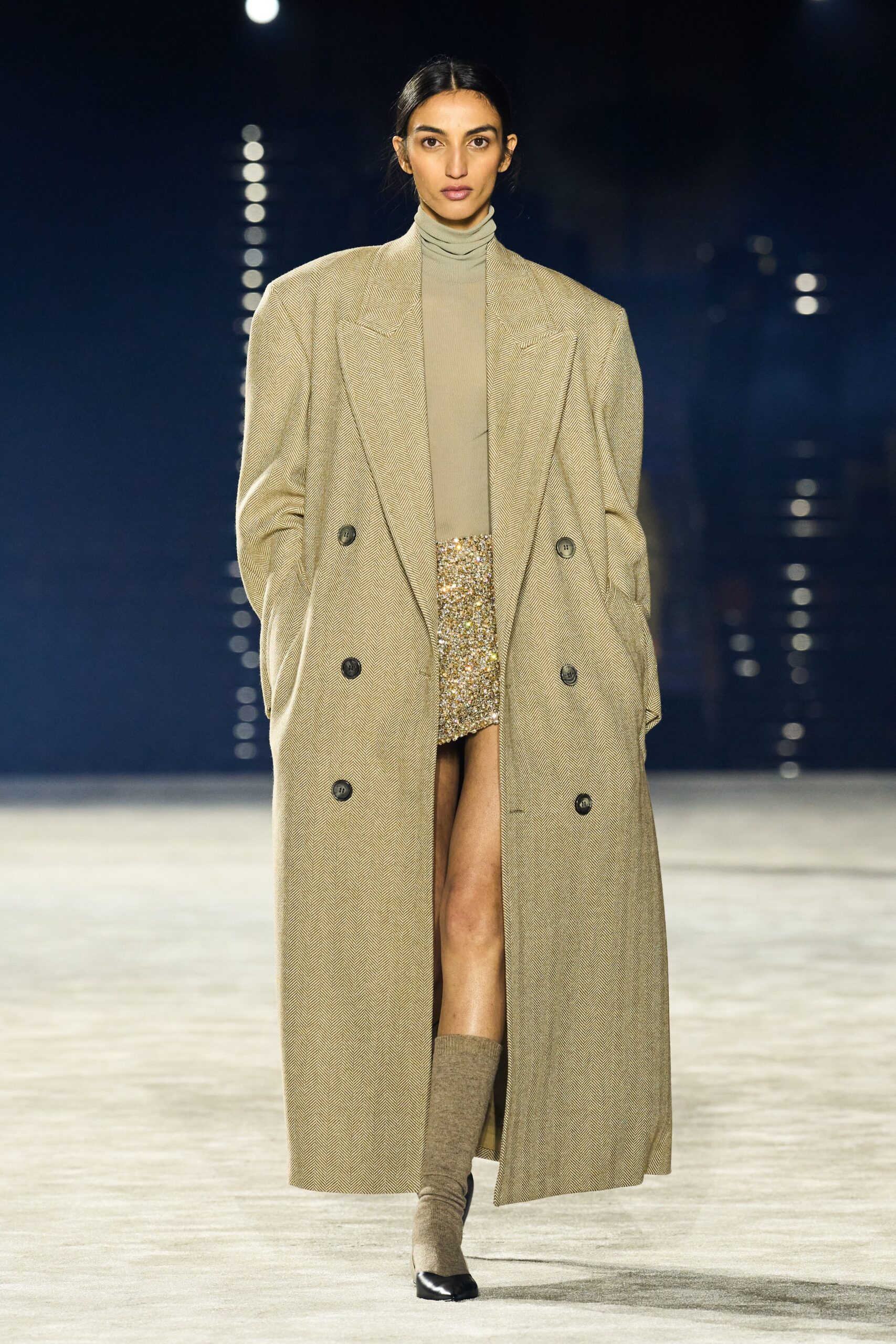 beige wool long-sleeve collared oversized buttoned coat