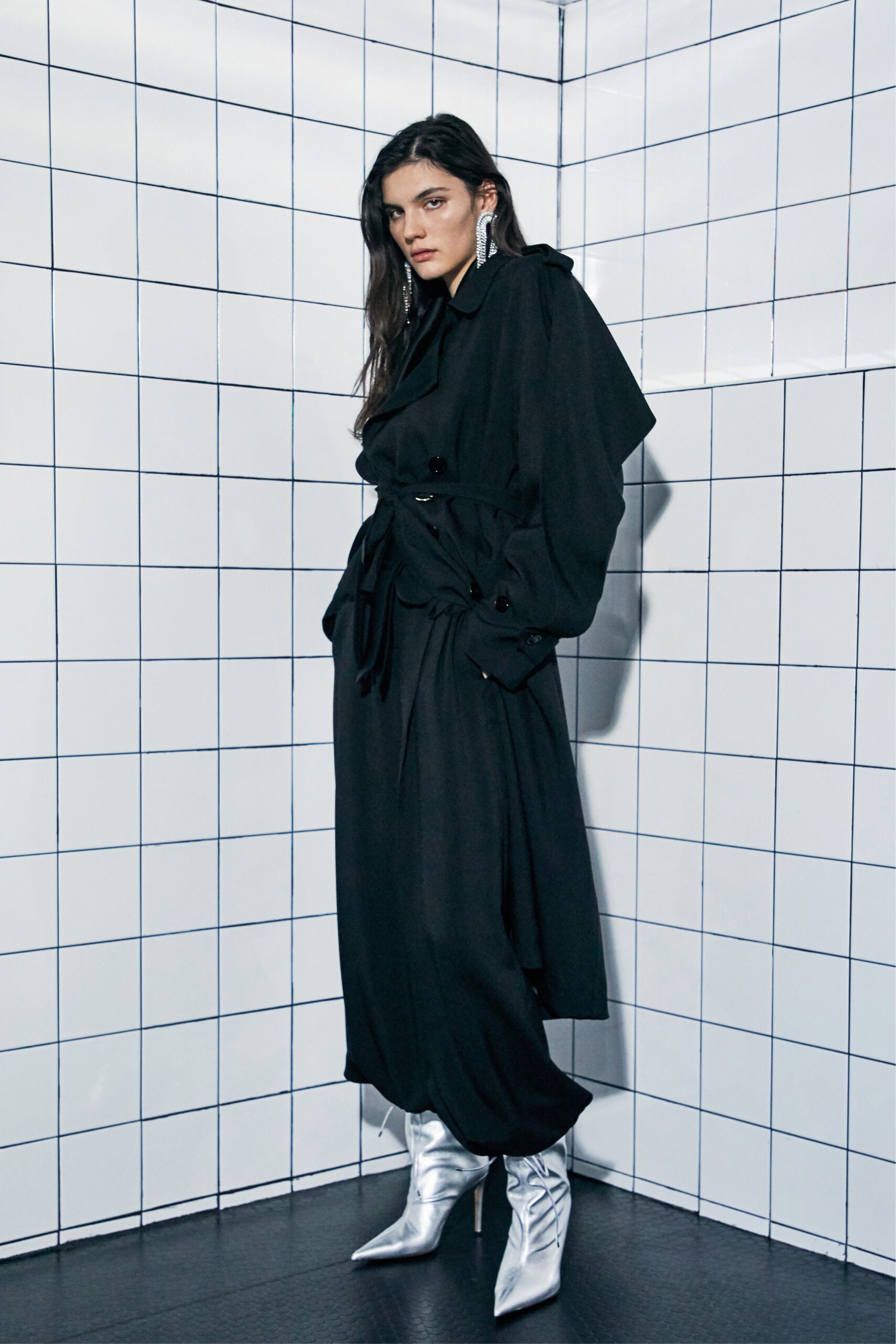 black cotton long-sleeve collared relaxed belted layered trench