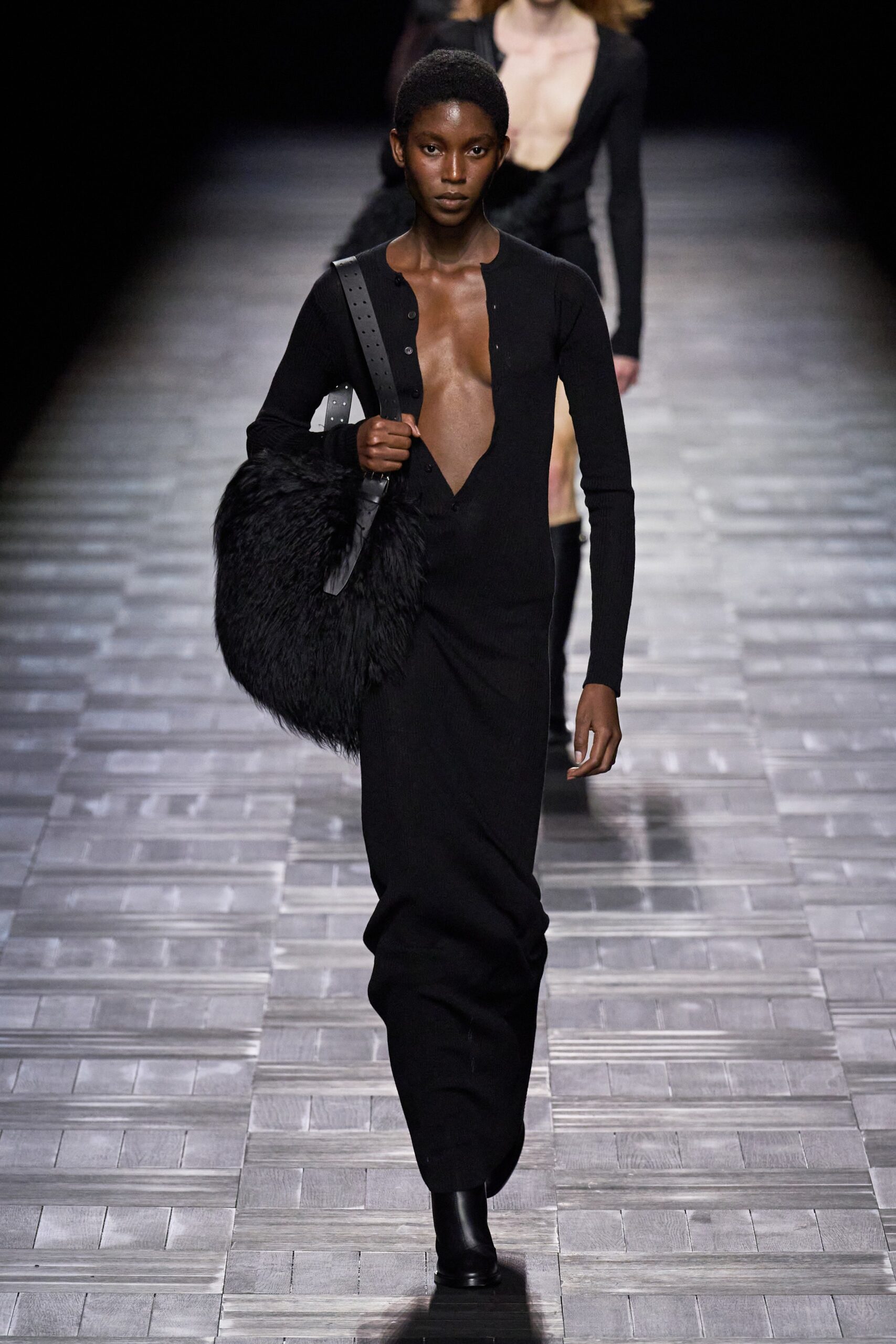 black fitted maxi dress with fur bag