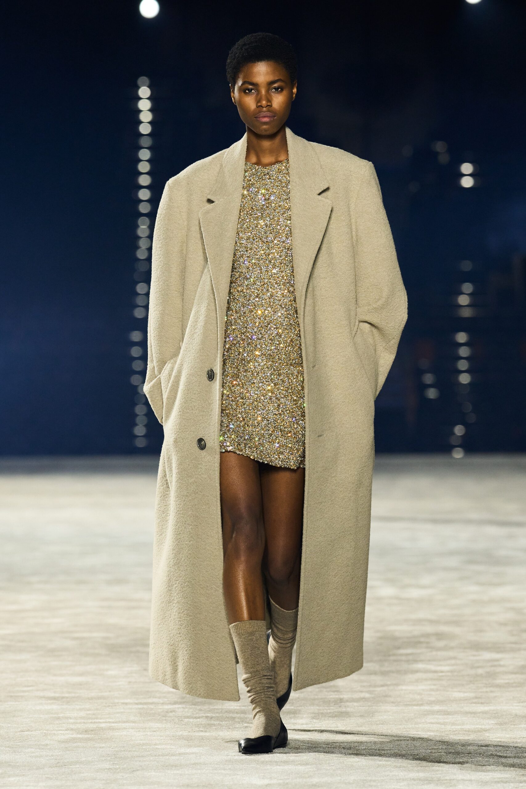 beige wool long-sleeve collared oversized buttoned coat