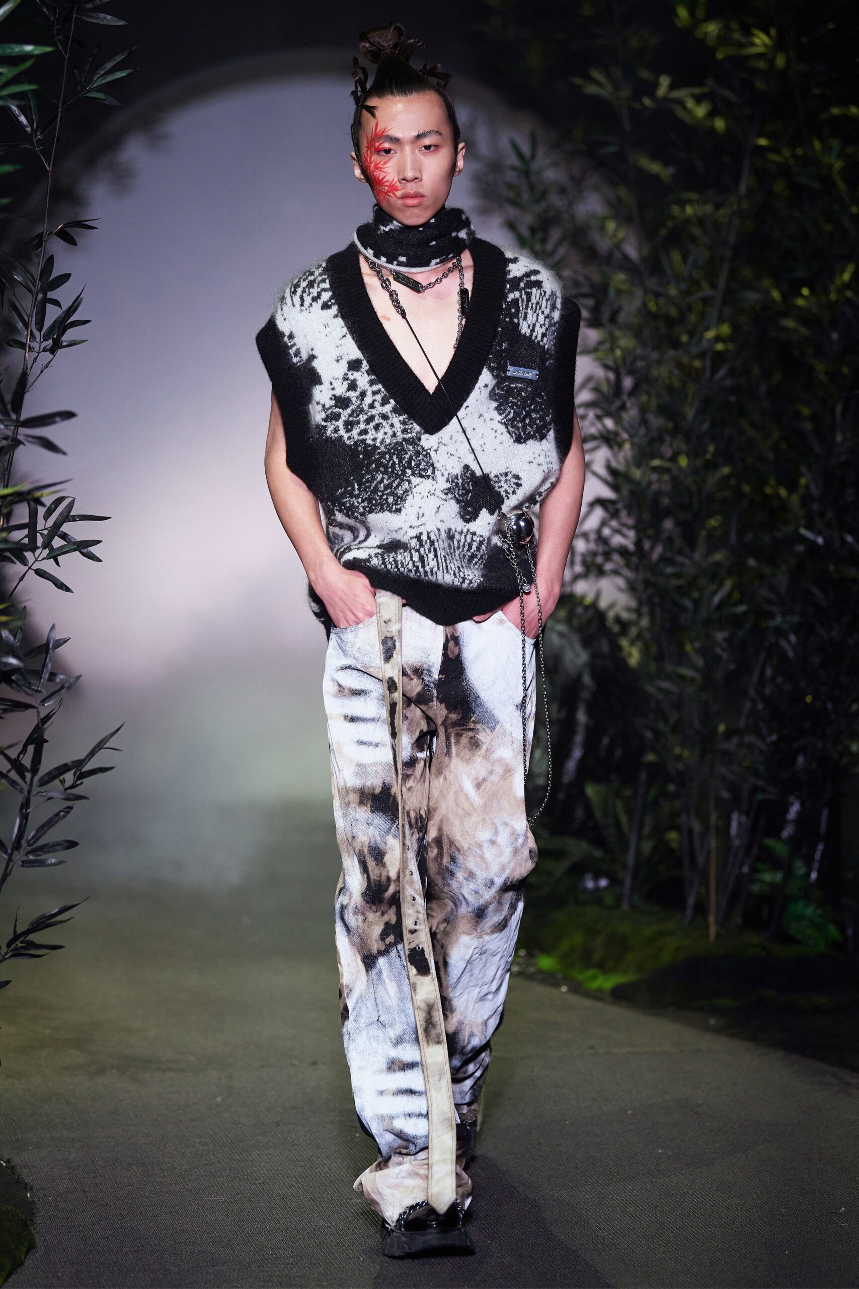 black and white printed top with distressed pants