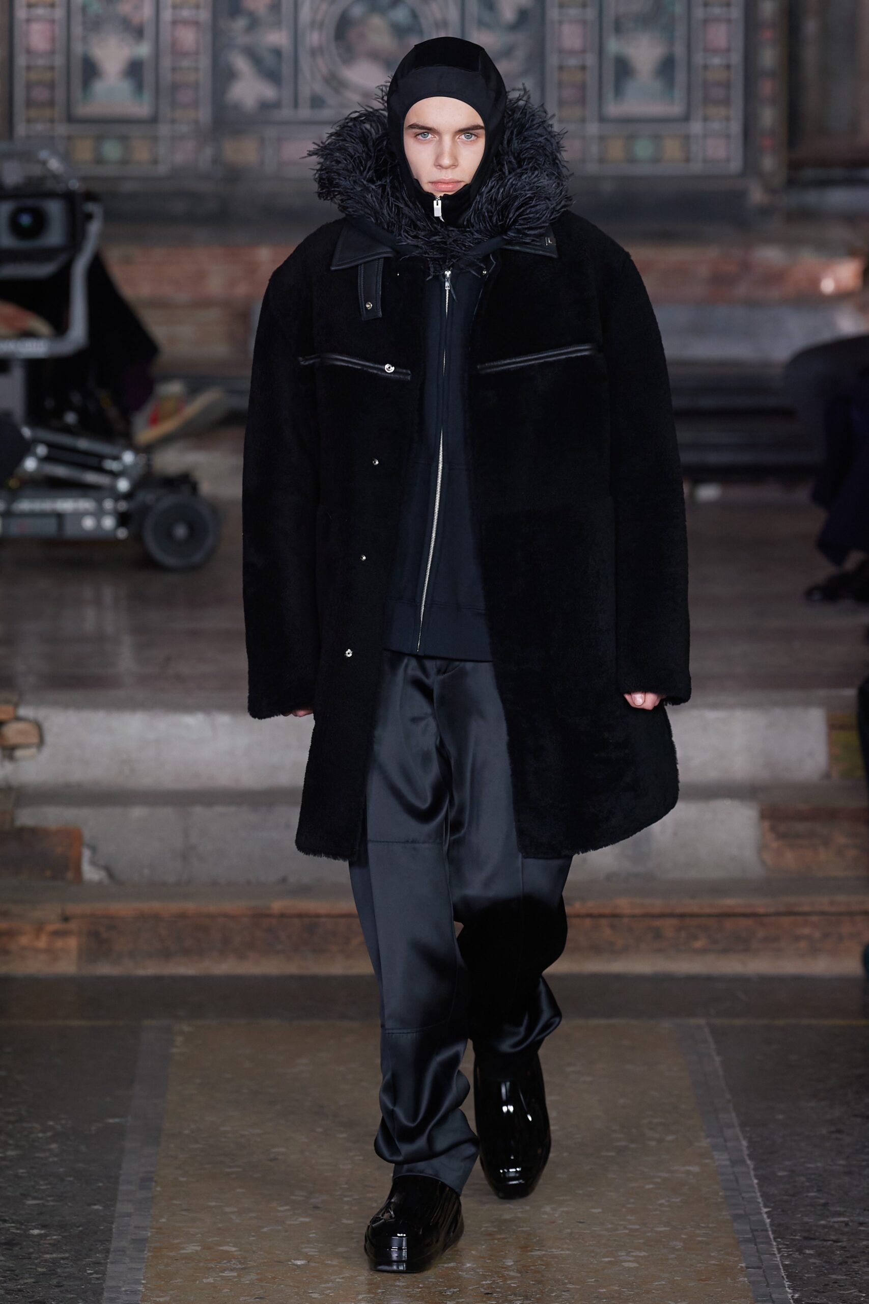 black faux-fur long-sleeve collared oversized zippered coat