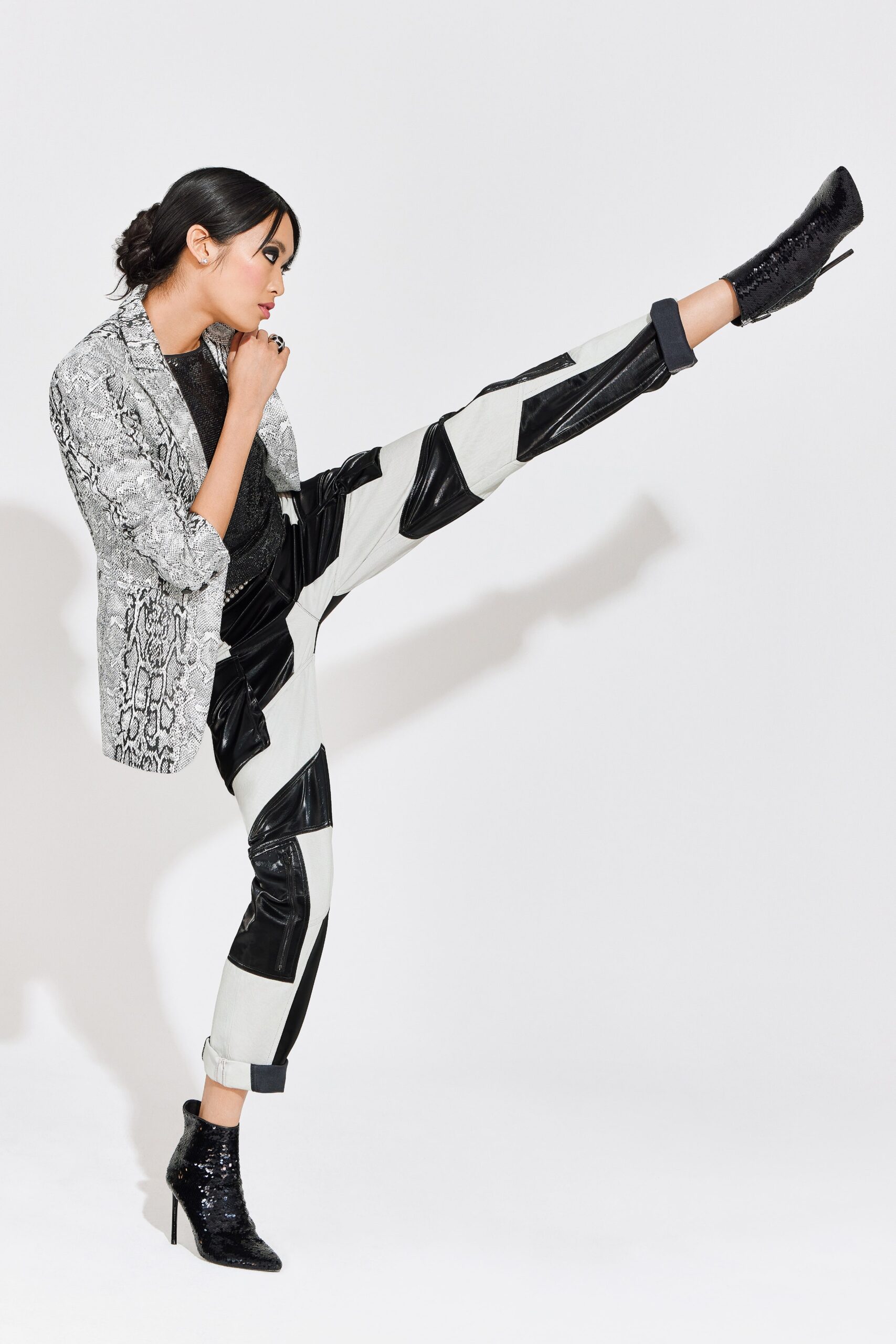 black silk long-sleeve collared tailored printed blazer