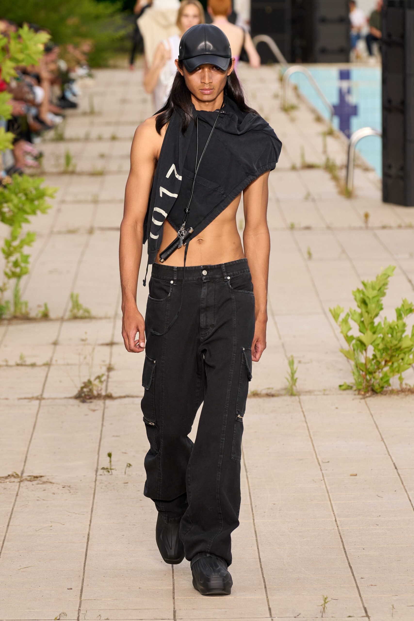 black cargo pants and fitted top