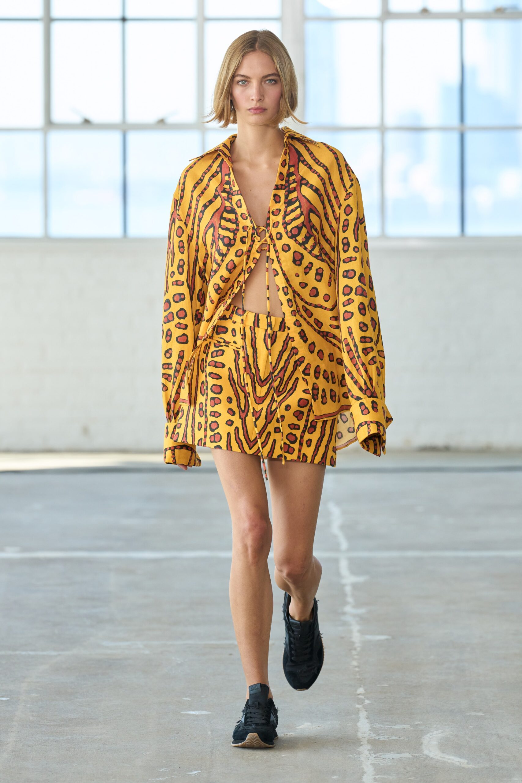 yellow fitted pleated printed mini skirt