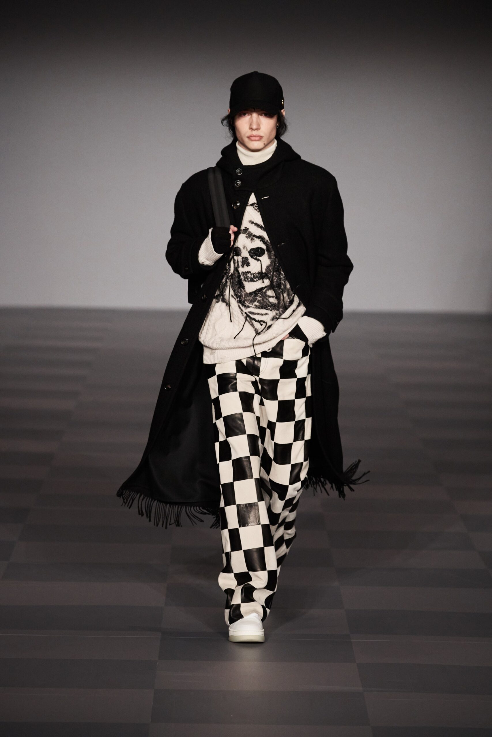 black cotton long-sleeve collared fitted printed sweater