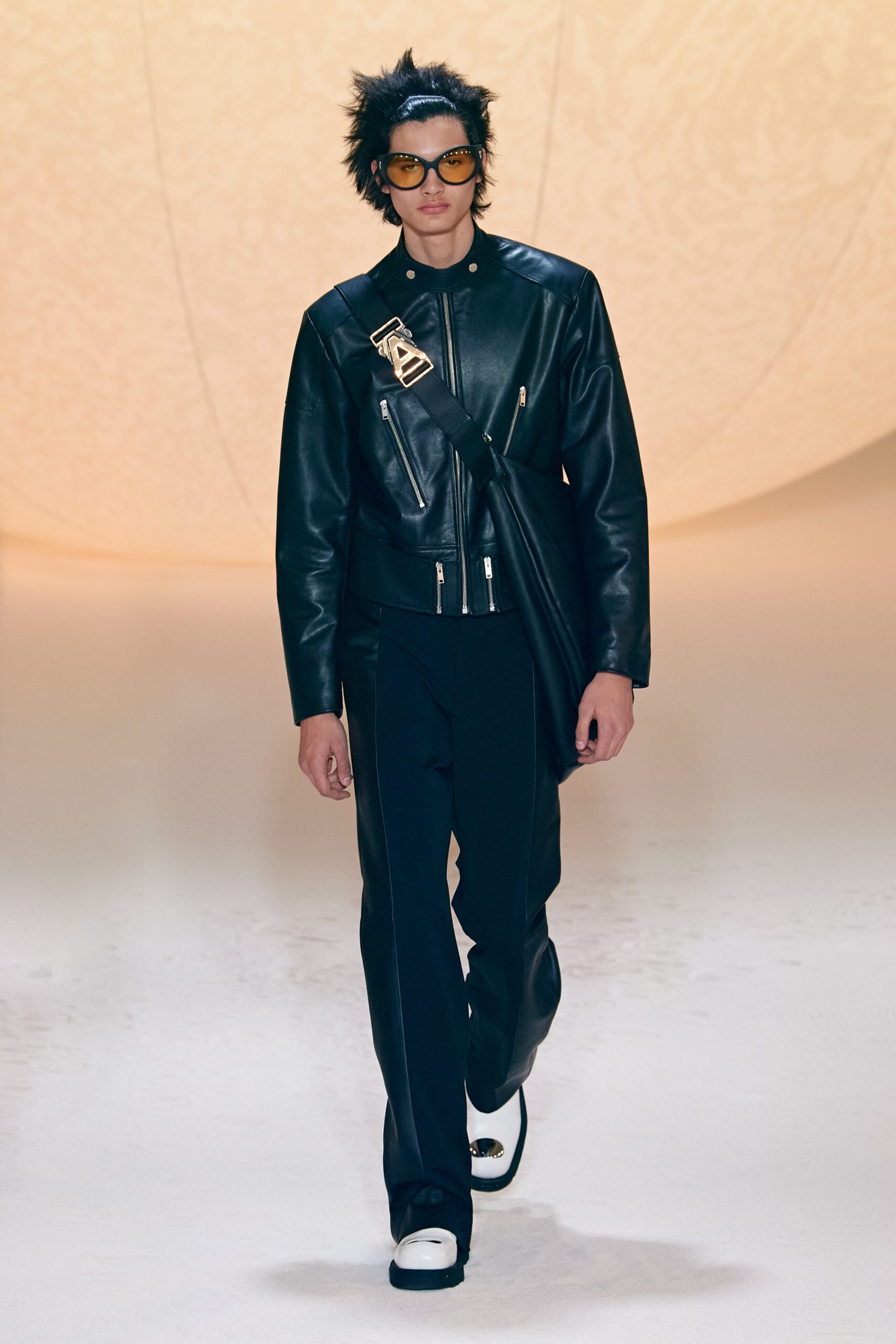 black leather long-sleeve collared fitted zippered jacket