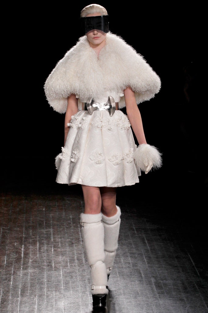 white fur fitted gloves