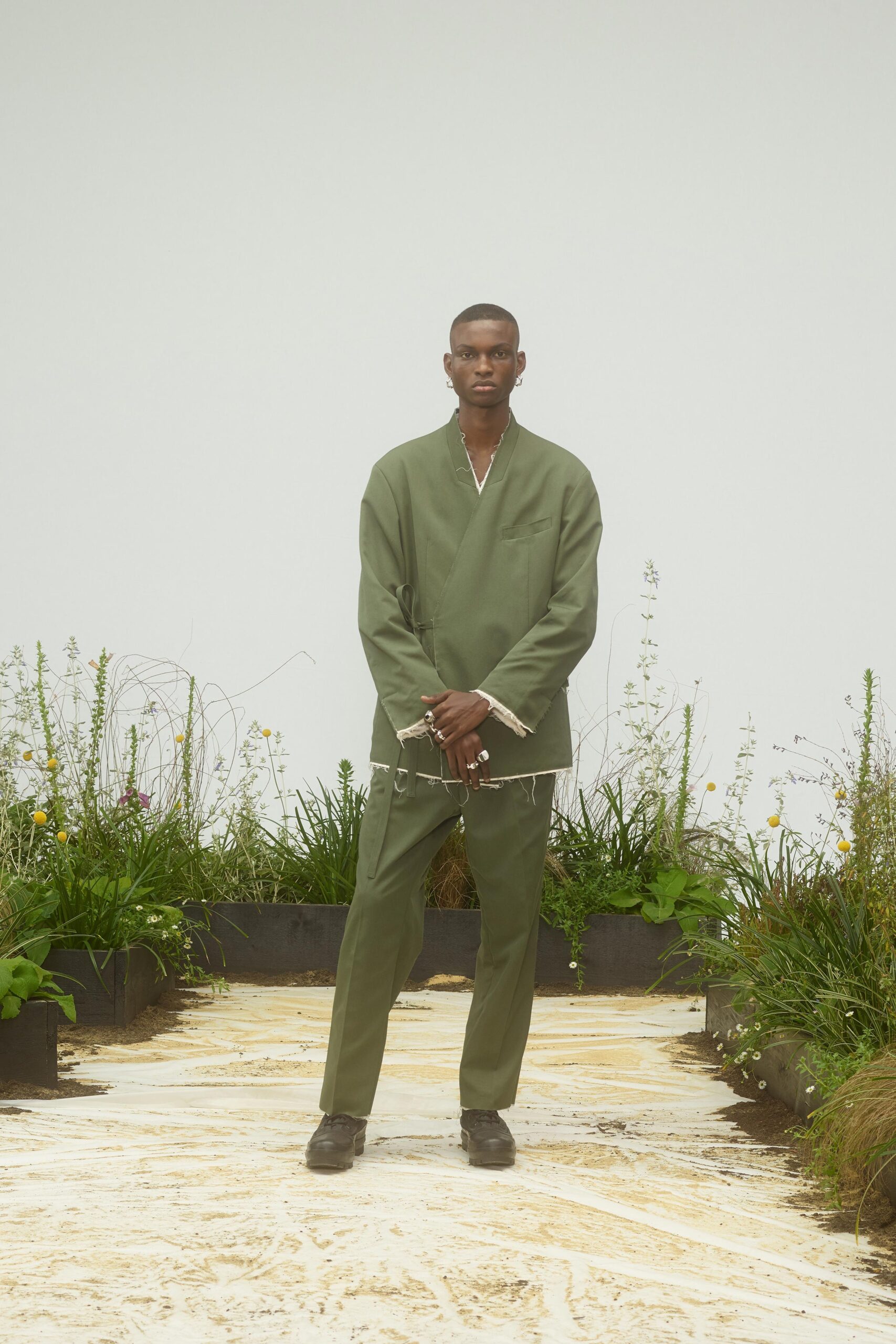 green cotton long-sleeve collared relaxed buttoned suit
