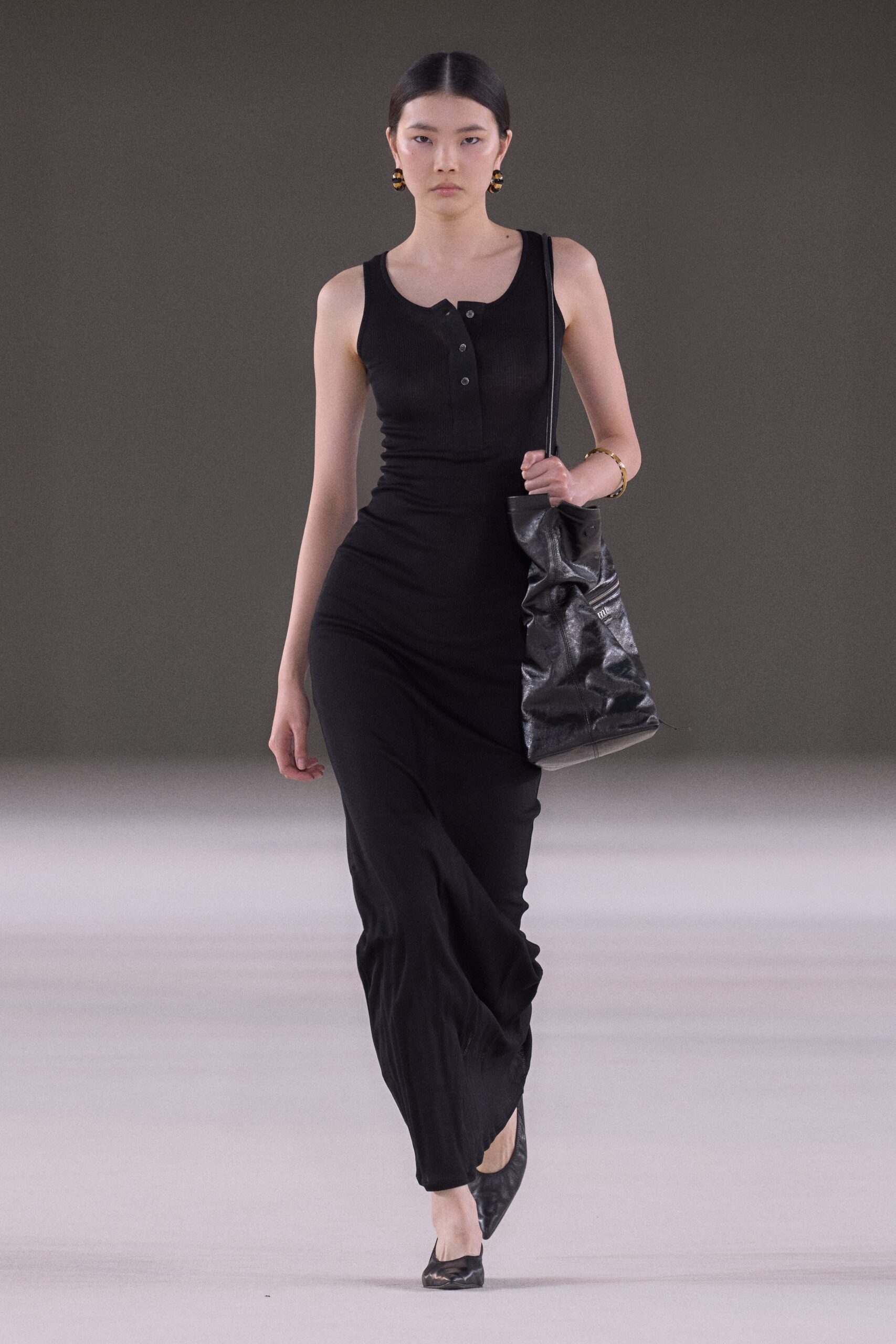 black fitted sleeveless dress
