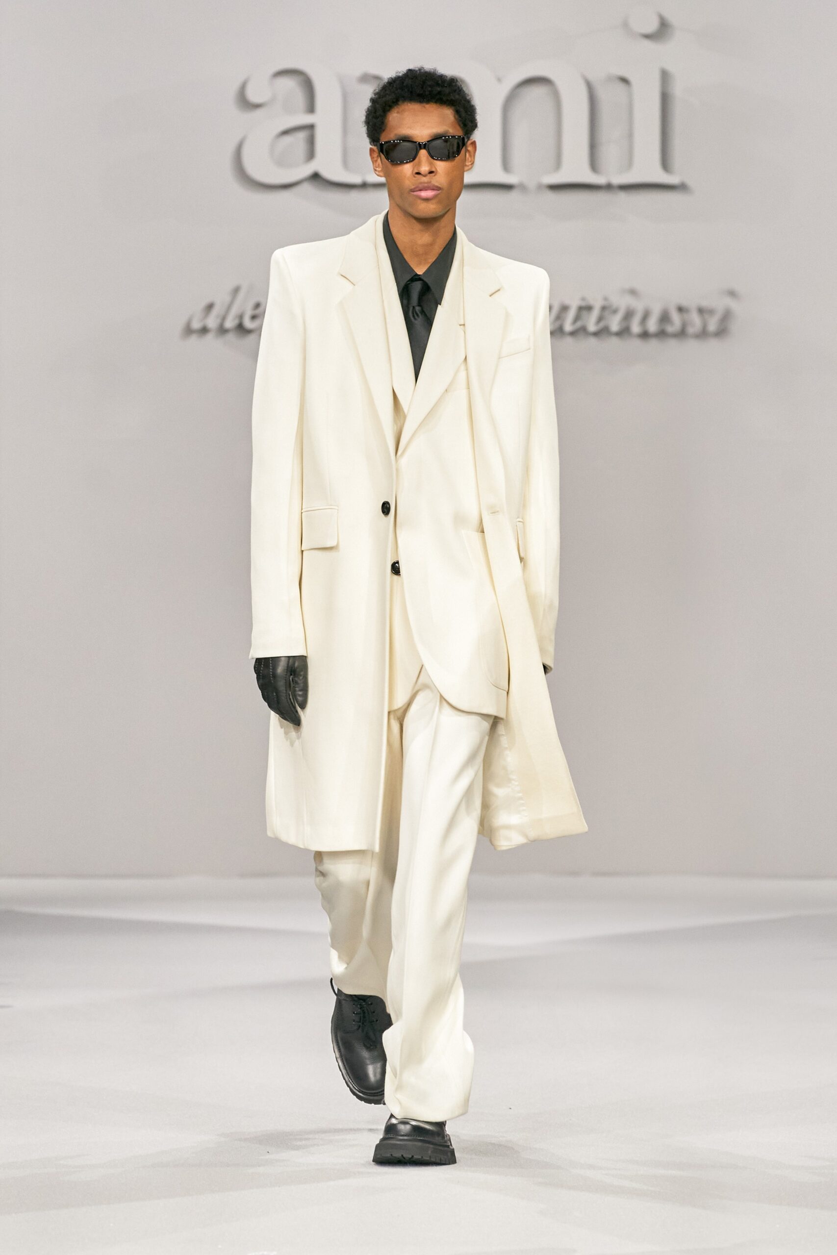 white wool long-sleeve collared tailored buttoned suit